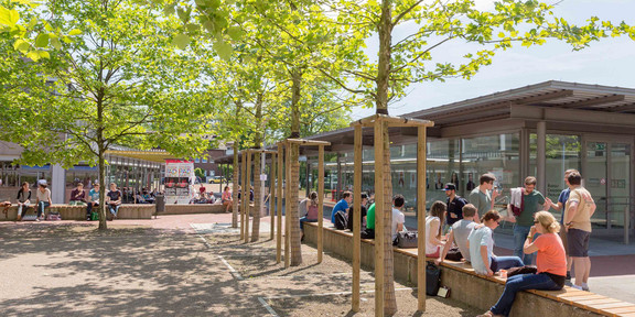Dieses Bild zeigt den Rudolph-Chaudoire-Pavillion auf dem Campus Süd im Sommer mit einigen Studierenden im Vordergrund.